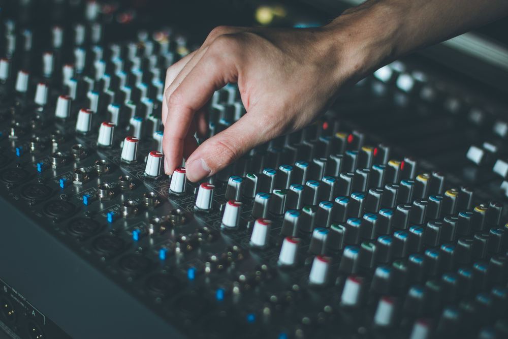 錄音室調(diào)音臺(tái)的專(zhuān)業(yè)音樂(lè)制作與攝影服務(wù)